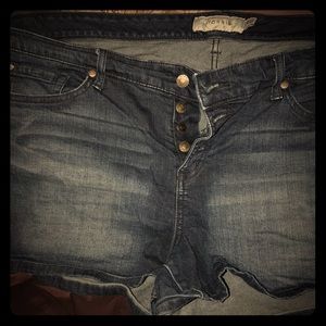 Torrid sz20 dark wash button fly lace thigh shorts